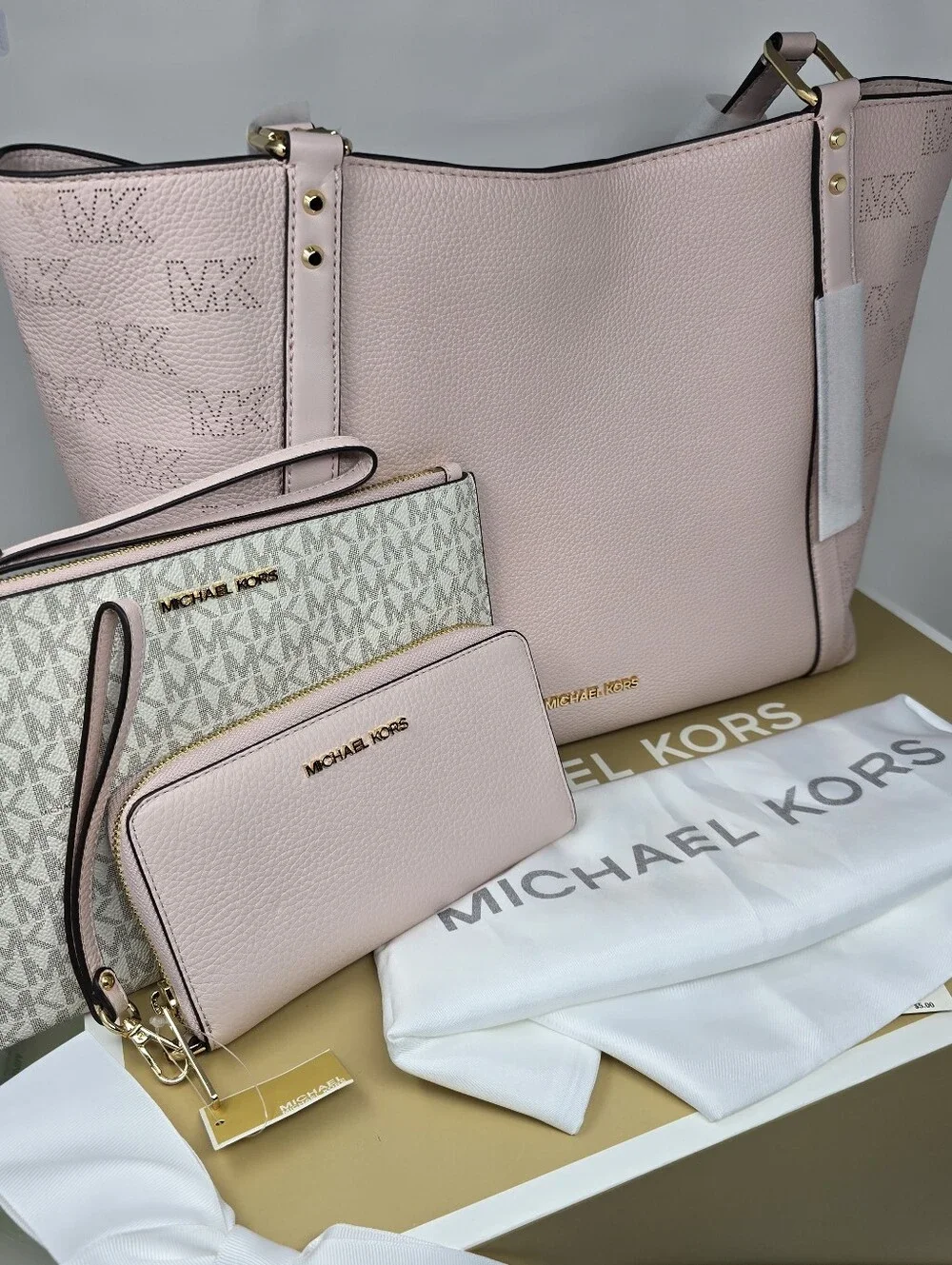 Michael Kors 4pcs SET SHPULDER TOTE BAG WALLET WRISTLET AND COLLECTABLE POMPOM